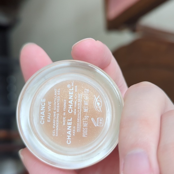 Chanel Shimmering Scented Gel - Picture 3 of 3